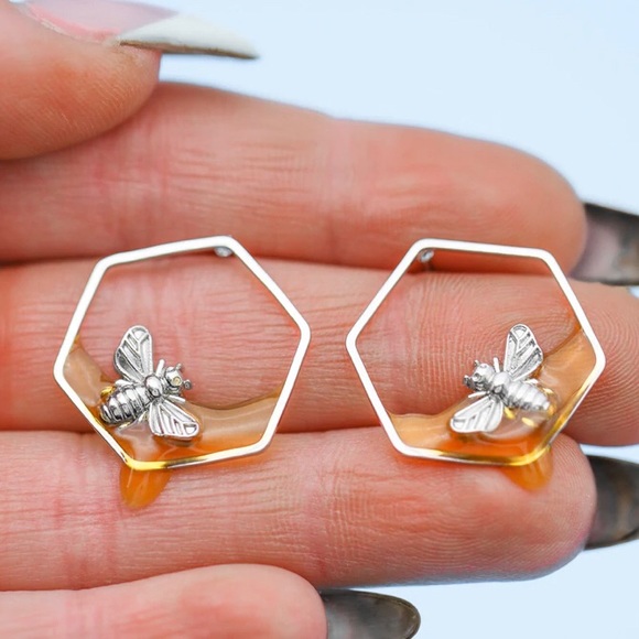 BrandyWine Boutique Jewelry - 🆕 Honey Bee Earrings 🐝🍯